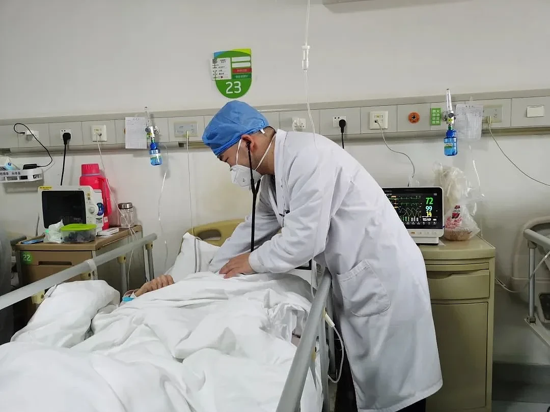 陈国玺医生正在为患者刘奶奶做检查。