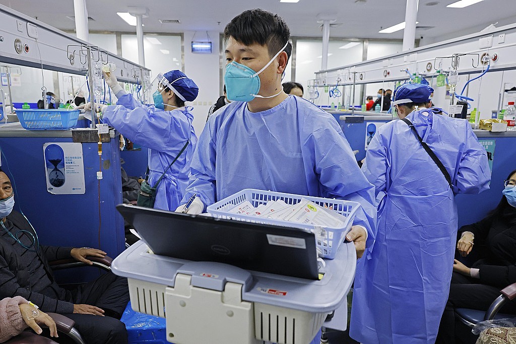 2022年12月31日晚，上海市第一人民医院松江院区内，医护人员在输液室内为患者提供医疗服务。 中新社记者 殷立勤 摄