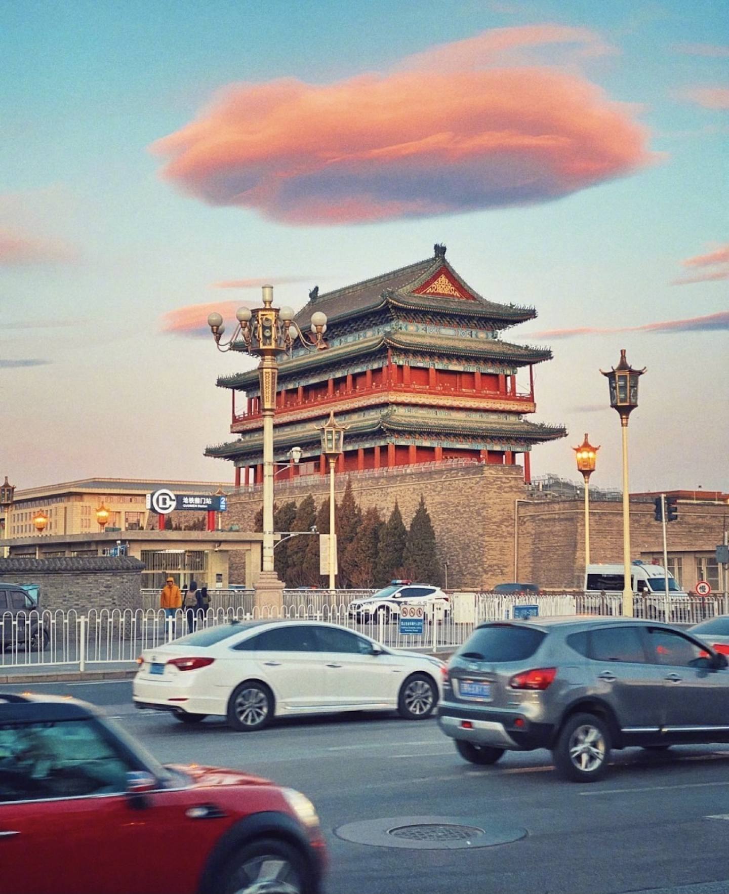 傍晚，北京市某處天氣晴朗，雲朵漂浮在古建築上空。（微博@國家博物館）