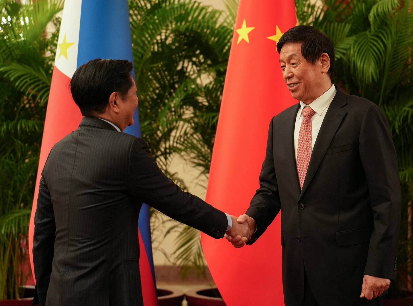 中國全國人大常委會委員長栗戰書（右）2023年1月4日會見訪華的菲律賓總統小馬可斯（Reuters）