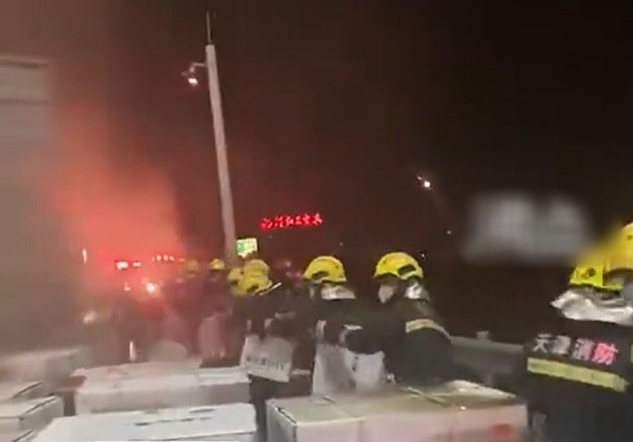 52名消防员合力救火又救药。 网图