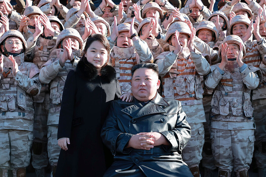 朝鲜官方媒体提供的一张照片显示，金正恩和女儿在11月试射导弹后。