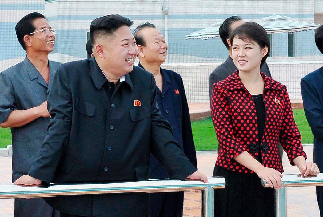 金正恩和李雪主在平壤的一次公开露面，这是朝鲜官方媒体2012年提供的照片。