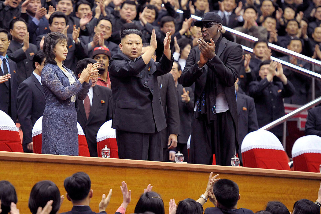 朝鲜官方媒体提供的照片显示，2013年3月，金正恩和妻子李雪主以及前职业篮球运动员丹尼斯·罗德曼在平壤的一场表演赛上。