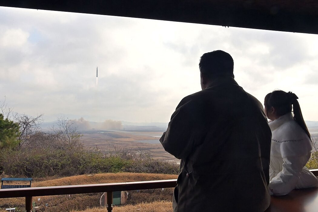在这张由朝鲜官方媒体提供的图片中，金正恩和女儿在11月观看导弹发射试验。
