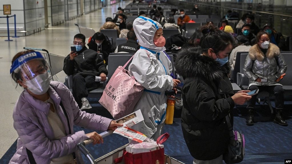 在上海浦东机场，乘客正在等待登机。(2023年1月3日)