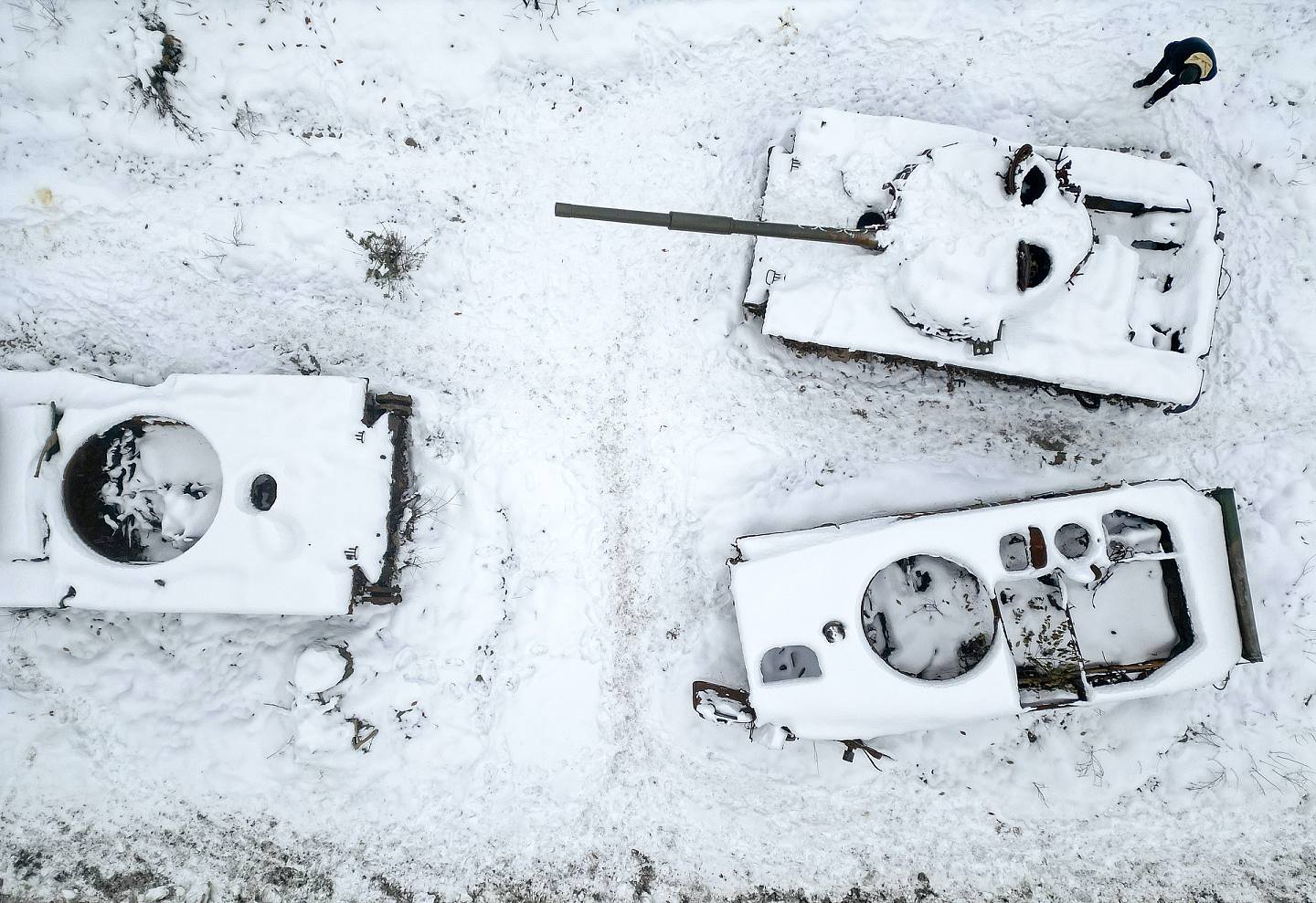 12月5日，烏克蘭布查鎮，損毀的俄羅斯坦克被雪覆蓋。（Getty Images）