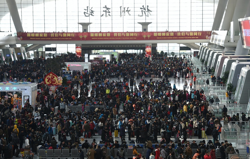每年的春运各省市的火车站均挤满人潮。 新华社