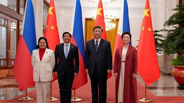 在北京人民大会堂举行的欢迎仪式上，菲律宾总统小马科斯和第一夫人丽莎·阿拉内塔·马科斯与中国国家主席习近平及其夫人彭丽媛合影