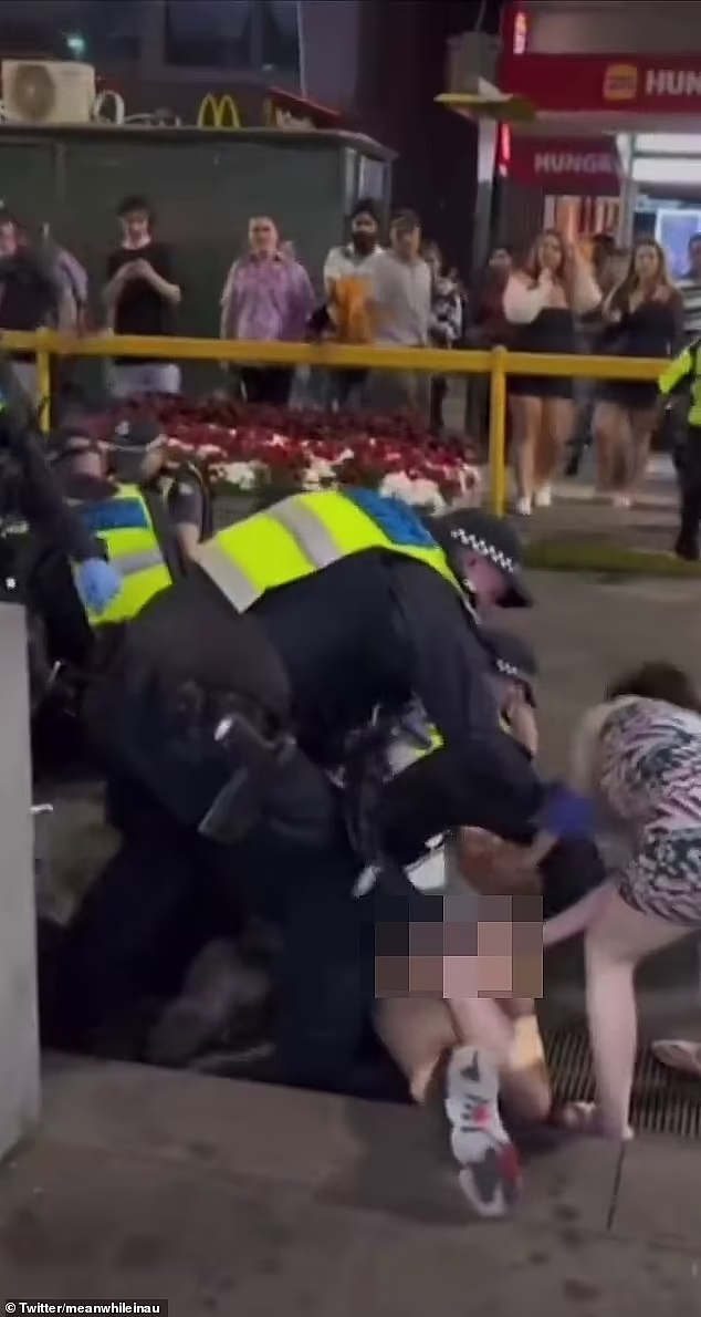 墨尔本CBD爆发激烈争吵！女子被警员扯头发倒地，下身走光，大批人围观（视频/组图） - 4