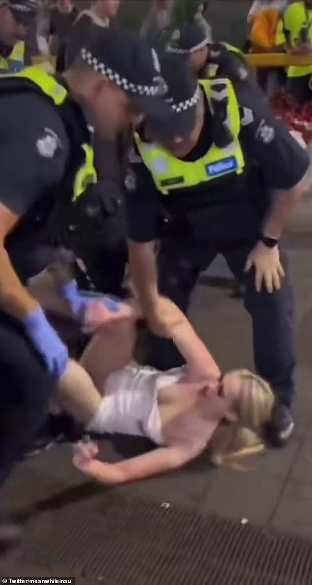 墨尔本CBD爆发激烈争吵！女子被警员扯头发倒地，下身走光，大批人围观（视频/组图） - 2