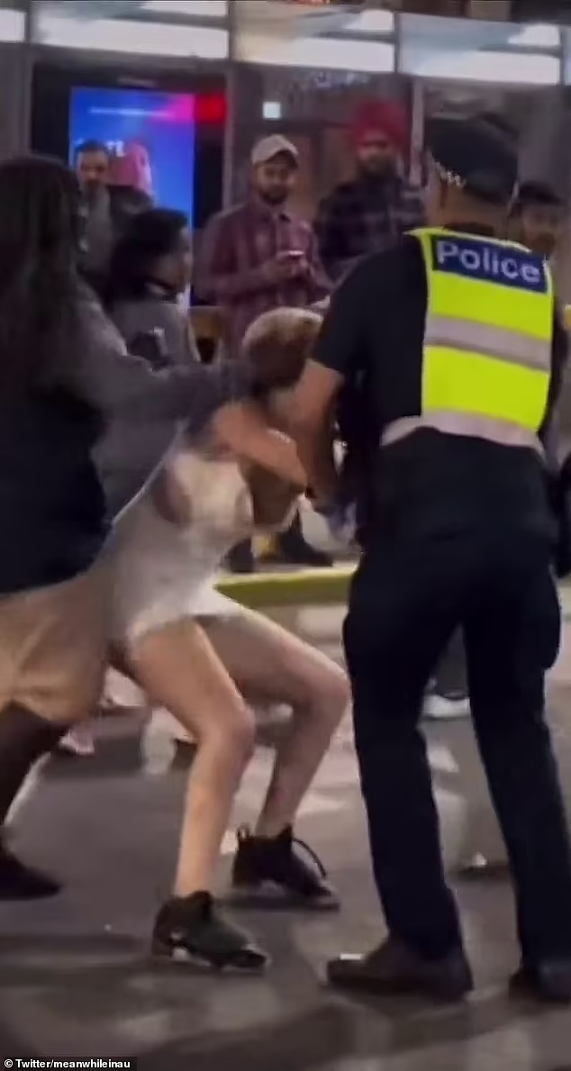 墨尔本CBD爆发激烈争吵！女子被警员扯头发倒地，下身走光，大批人围观（视频/组图） - 5