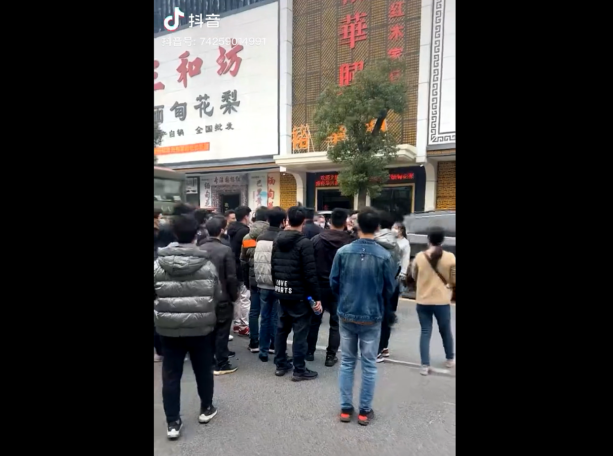 2023年1月4日，广东中山一家制衣厂工人讨薪。（抖音视频截图）