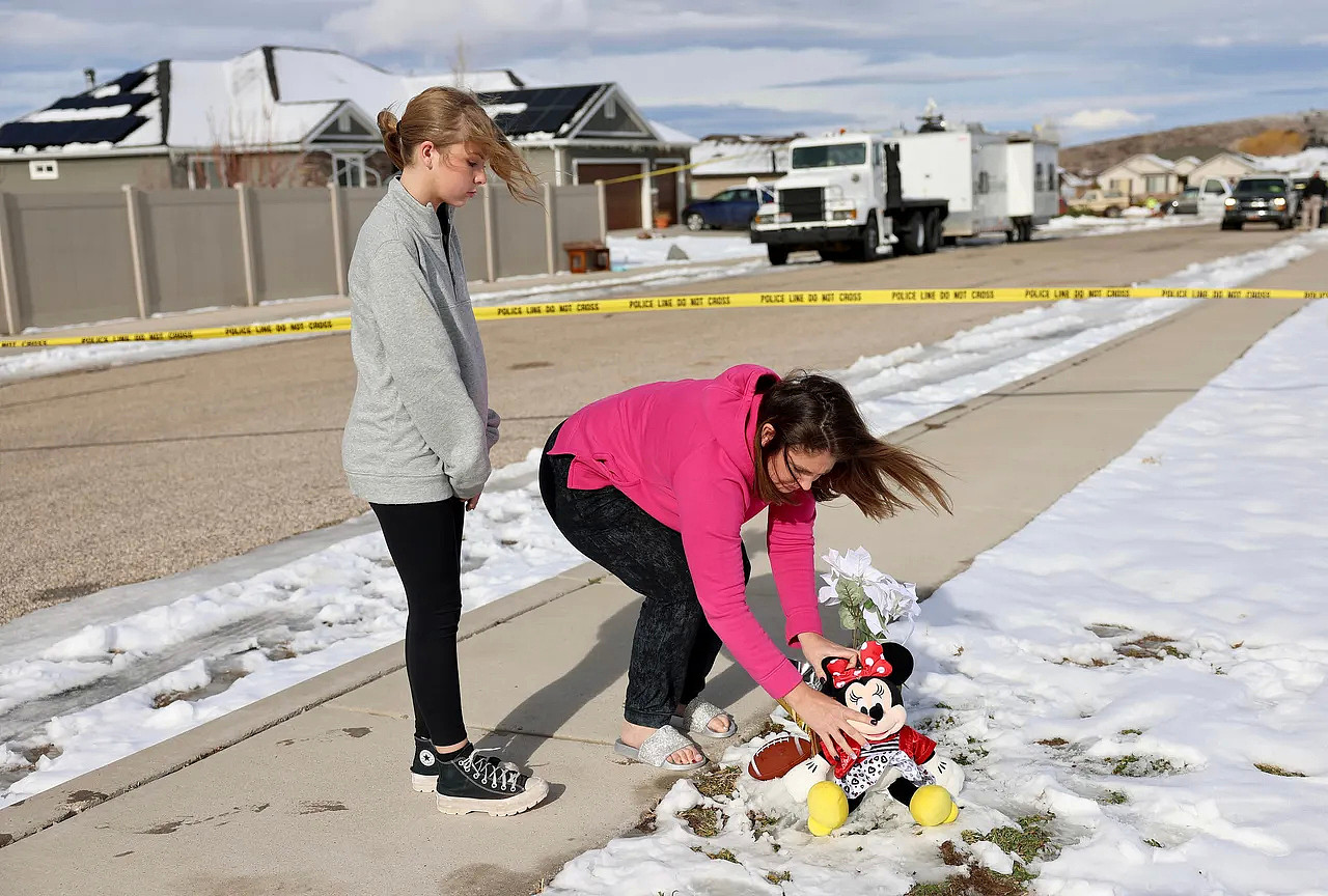 美国犹他州小镇发生灭门血案，镇民放置鲜花与玩偶悼念死者。 美联社