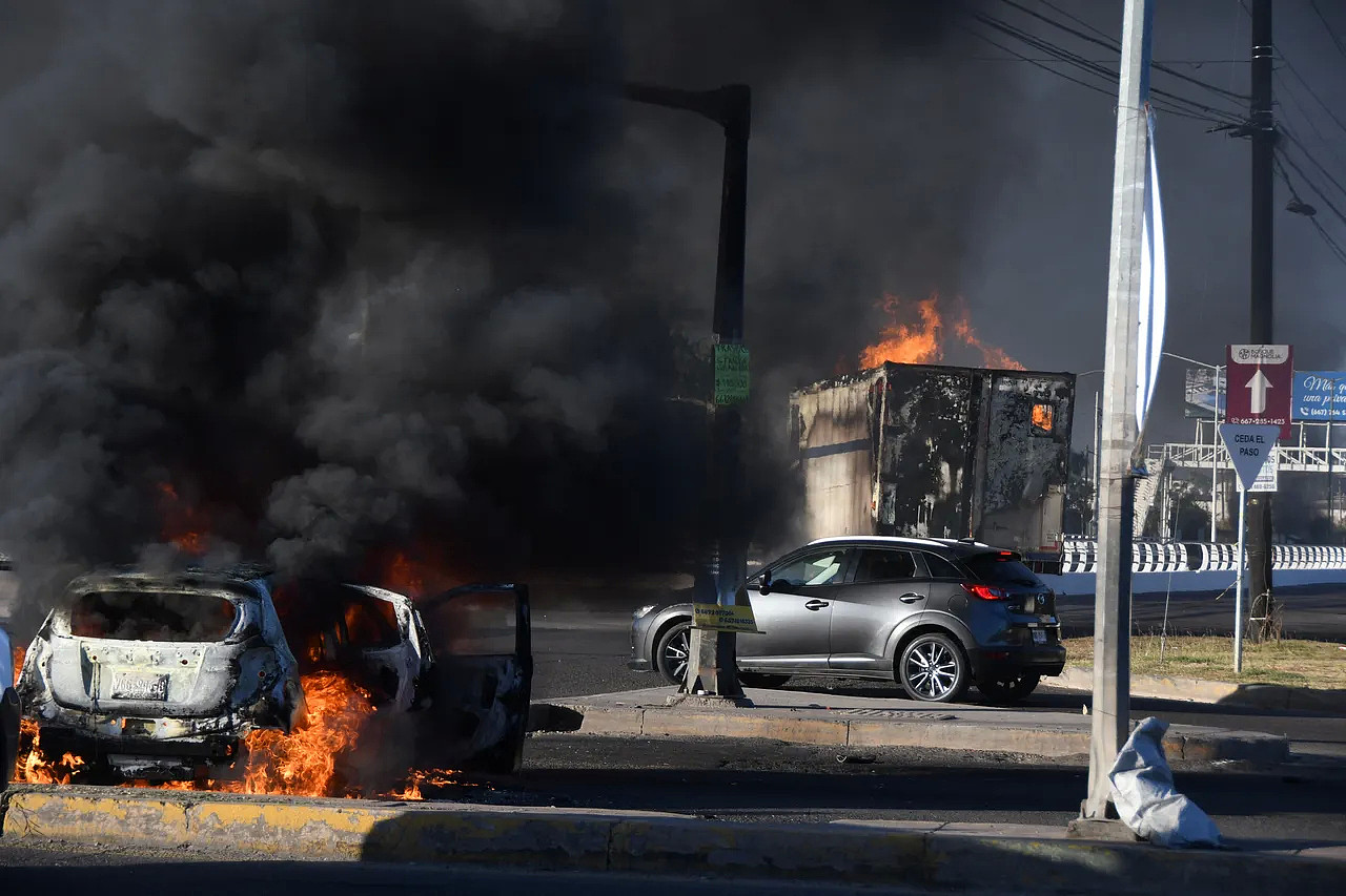 欧维迪欧被捕的古拉坎市陷入大乱，街上车辆起火。 路透社