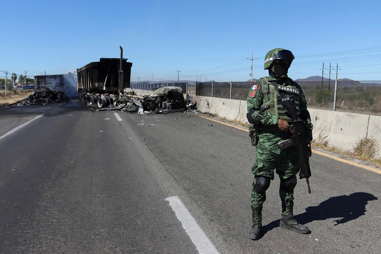 墨西哥军人在古拉坎市骚乱现场戒守。 路透社