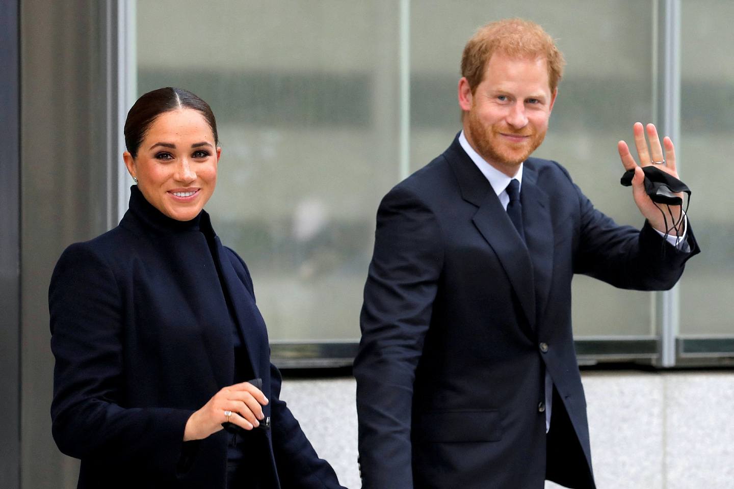 英国王室：图为2021年9月23日，萨塞克斯公爵夫人梅根及丈夫哈里王子访问纽约世界贸易中心一号大楼时，向在场人士挥手。 （Reuters）