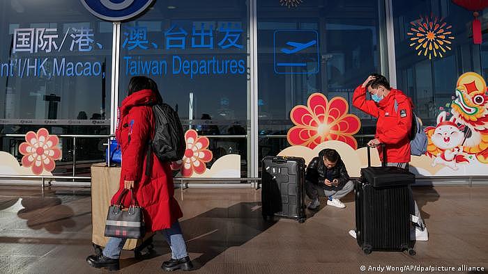 从北京首都国际机场出发的旅客（资料照）。