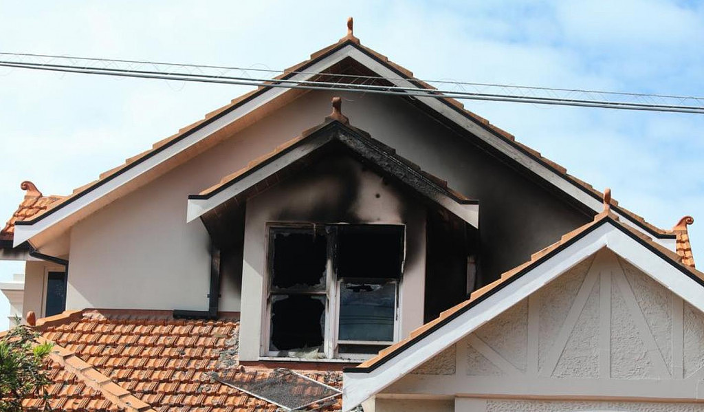 悉尼民宅起火，远处能看到滚滚浓烟！住户逃过一劫（组图） - 4