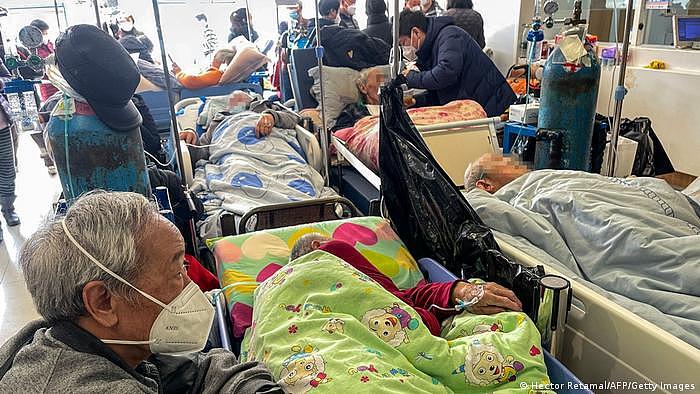 上海的一间医院内，许多老年病患被安置在过道和大厅里 