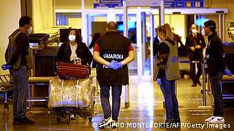 12月29日抵达意大利罗马机场的中国旅客 