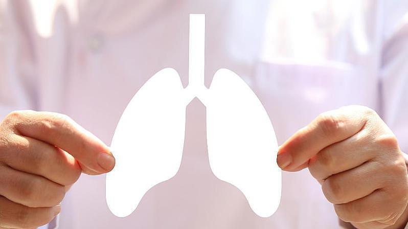 中国近期不断传出有新冠感染者出现「白肺」症状引发关注。 （取材自澎湃新闻）