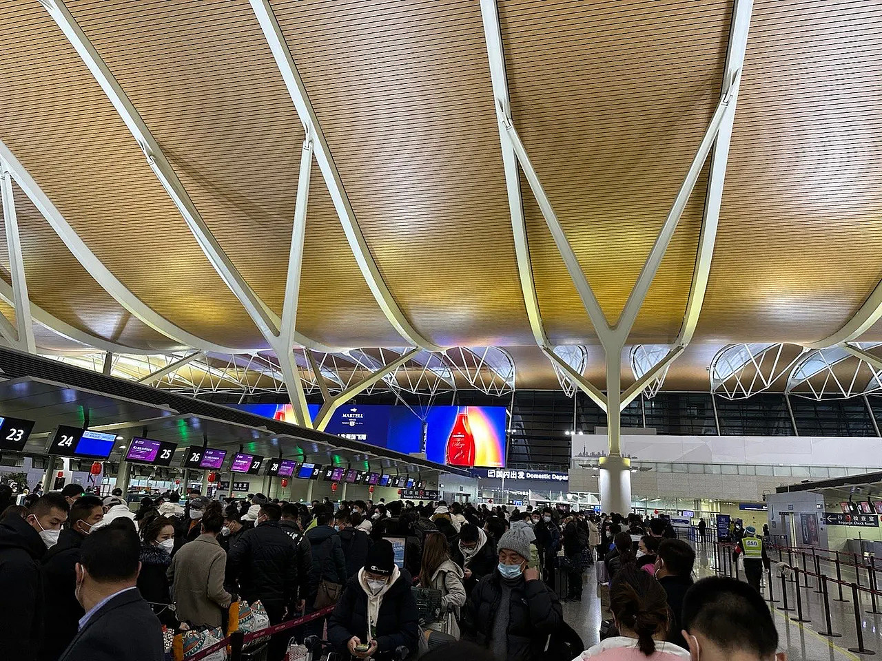 中国今起开放边境，让国民出境旅游。 图为上海浦东机场今天清晨5时的状况。 翻摄微博