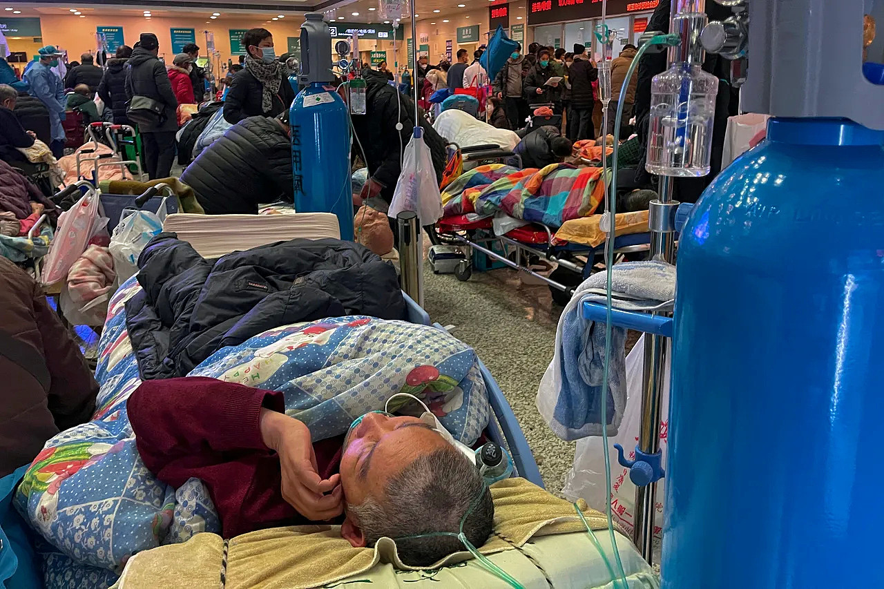 中国疫情扩散医疗体系濒临崩盘，图为上海医院急诊室挤满重症病患。 美联社