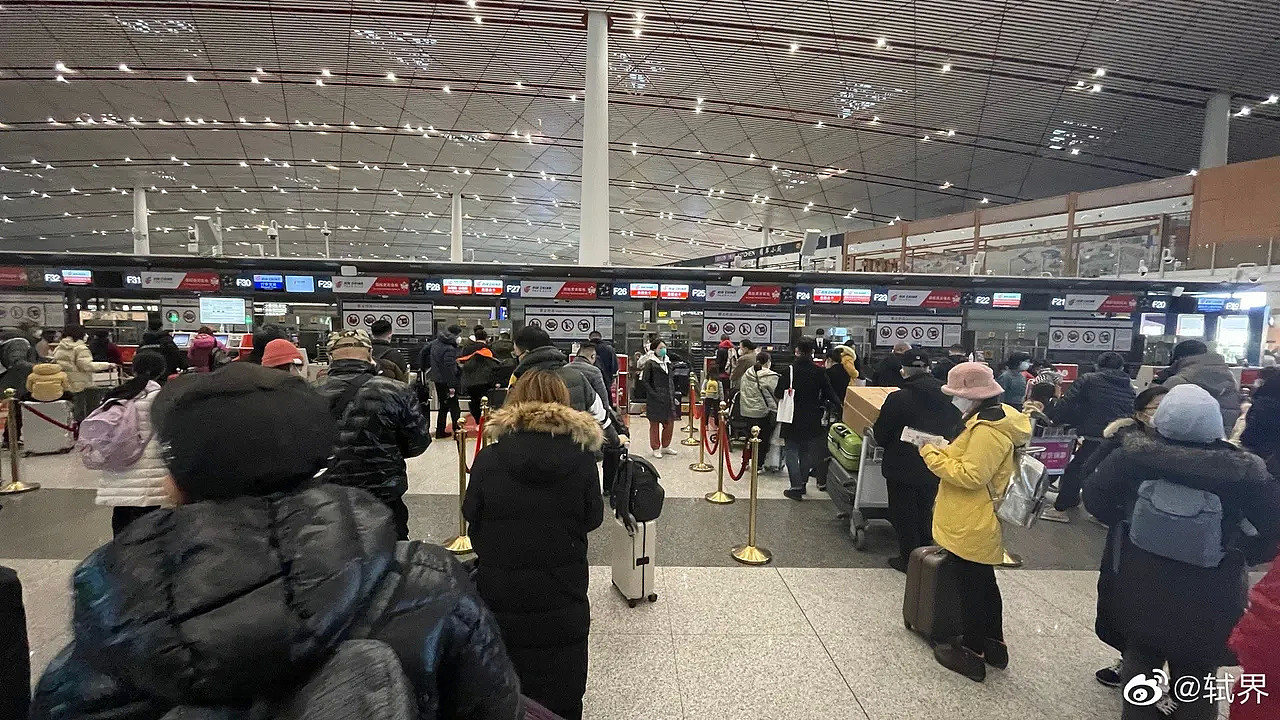 北京机场盛况，据称这是头等舱通道。 翻摄微博