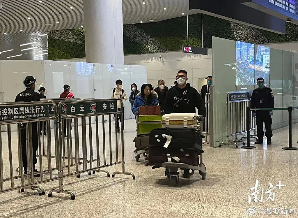 自加拿大飞抵广州的旅客「抢头香」成为首批入境中国不用隔离的旅客。 翻摄微博