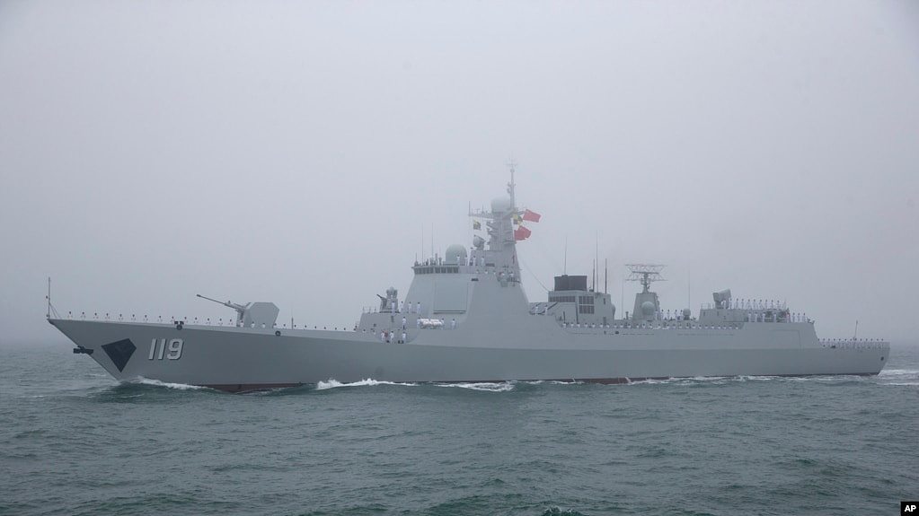 中国海军052D型贵阳号导弹驱逐舰在青岛附近参加海军演练。（2019年4月23日）