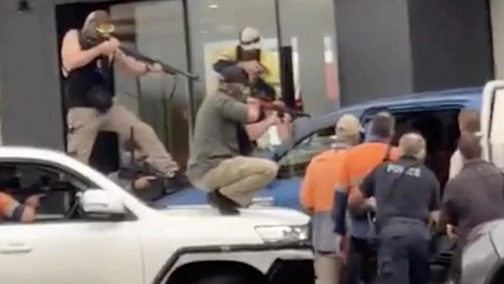 视频疯传！涉嫌持枪威胁民众，2澳男快餐店前被捕（视频/组图） - 2