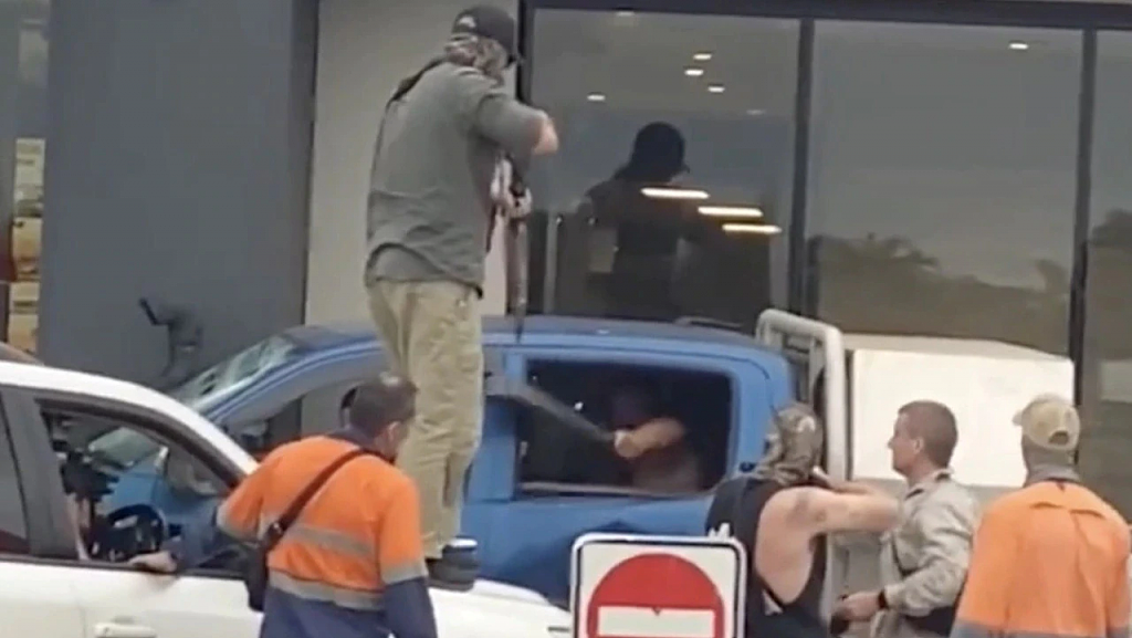 视频疯传！涉嫌持枪威胁民众，2澳男快餐店前被捕（视频/组图） - 3