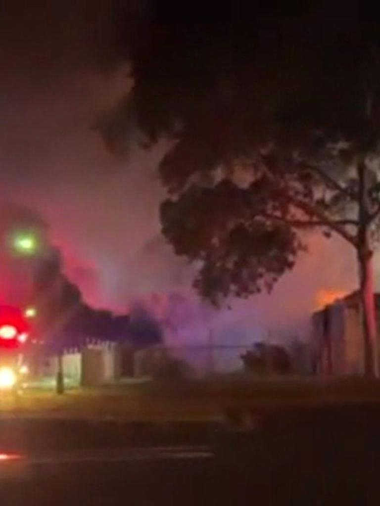 悉尼Masonic Hall夜间燃起大火，屋顶倒塌！9辆消防车抵达现场（组图） - 2