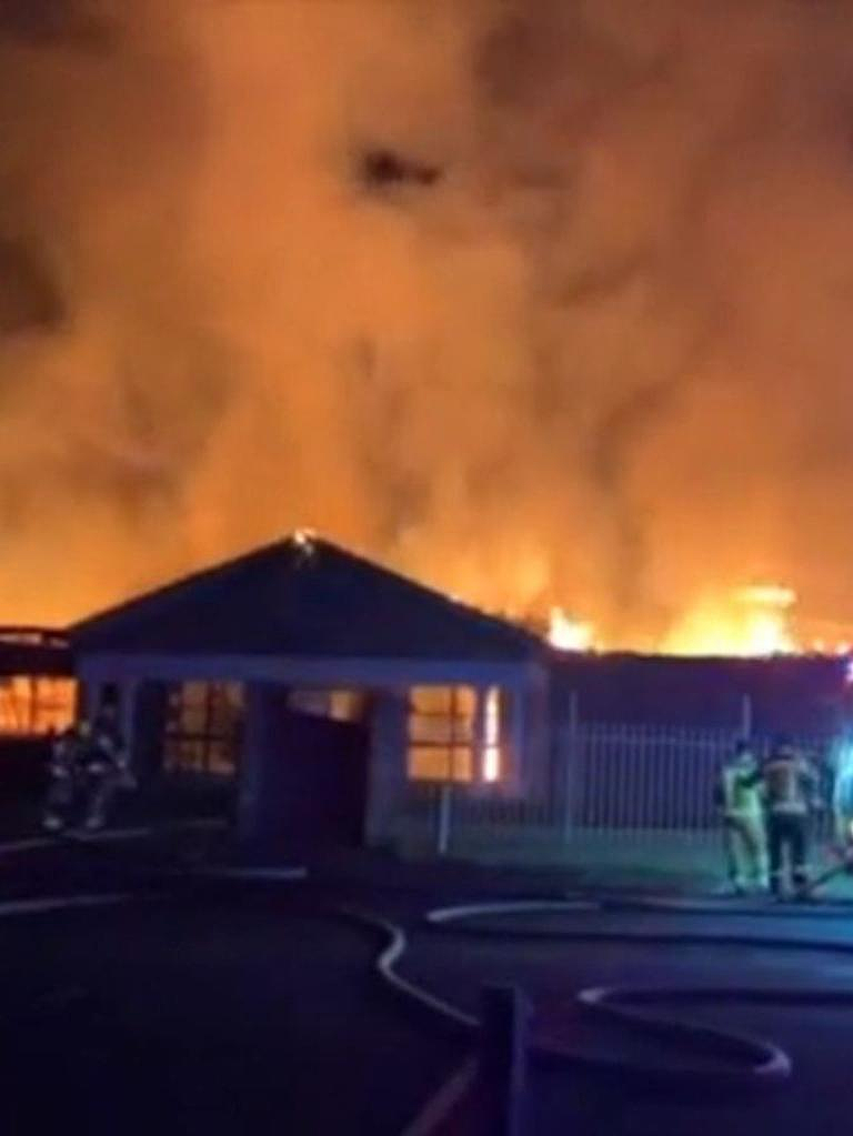 悉尼Masonic Hall夜间燃起大火，屋顶倒塌！9辆消防车抵达现场（组图） - 3