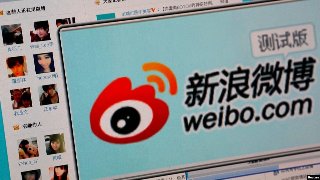 资料照片：在北京拍摄的这张图片中，新浪微博网站的标志“微博”出现在屏幕上。