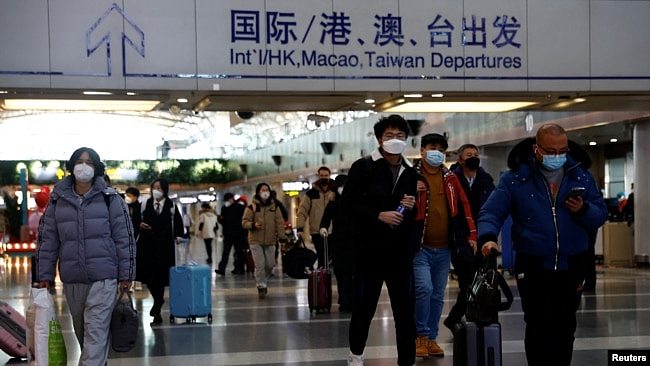 北京国际机场的旅客 （资料照片，2022年12月27日）