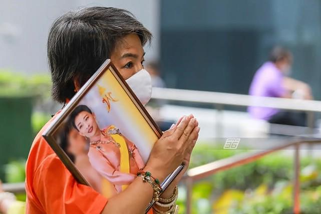 泰国公主被承认“失去知觉”，在父王看望后，欢庆活动或将被禁止（组图） - 3