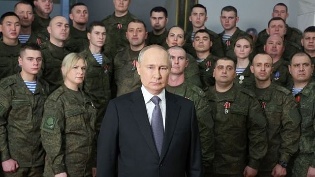俄罗斯总统普京以军人为背景发表元旦讲话。
