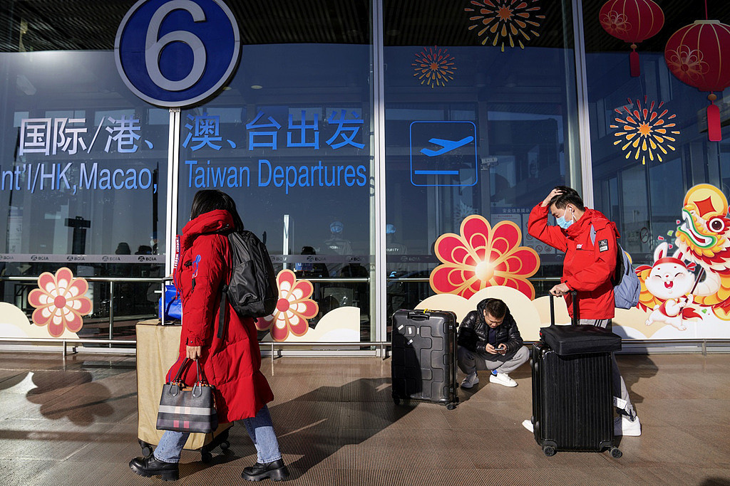 中国大陆8日正式取消入境防疫隔离、松绑出境旅游。 图为北京首都机场。 （资料照／美联社）