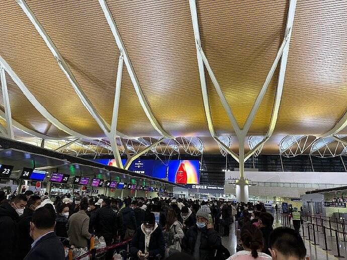 中国因疫情封控时隔多年，再度开国门让旅客出入境，机场一早便出现大排长龙，人潮拥挤的奇景。 图：翻摄自微博
