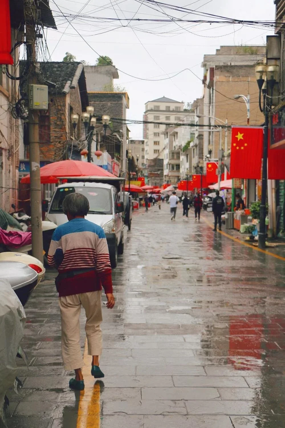 国庆第一天，张瀛独自一人逛贵州某县城的商业街。朱雅文 摄