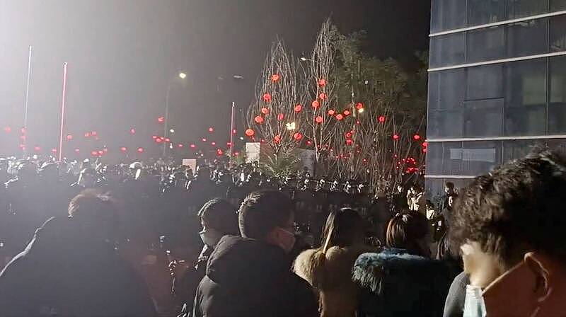 生产快筛试剂、核酸检测仪器的重庆市中元汇吉药厂，近日无预警裁员上万人，引发2万多名员工包围厂区抗议，随后更与警方爆发冲突。 （路透）
