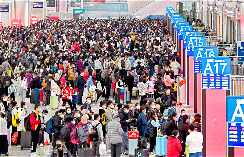 中国春运首日，全国铁路、公路、水路、民航载客量达3473．6万人次。 图为7日广东省深圳北站大批旅客排队。 （欧新社）