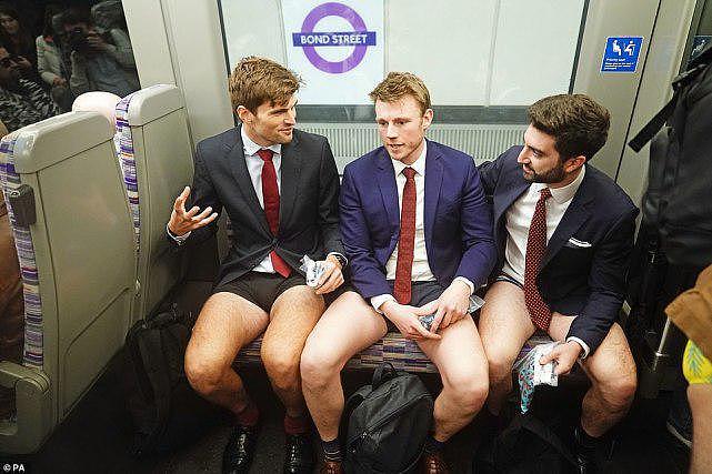 伦敦恢复“无裤日”，数百人赤着双腿乘地铁，只为博君一笑（组图） - 5