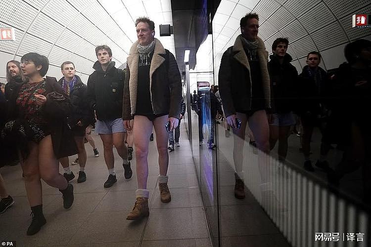 伦敦恢复“无裤日”，数百人赤着双腿乘地铁，只为博君一笑（组图） - 4