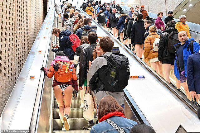 伦敦恢复“无裤日”，数百人赤着双腿乘地铁，只为博君一笑（组图） - 2