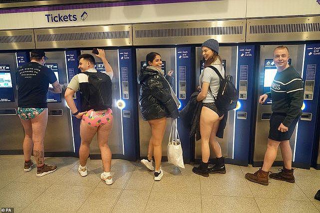 伦敦恢复“无裤日”，数百人赤着双腿乘地铁，只为博君一笑（组图） - 3