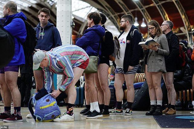 伦敦恢复“无裤日”，数百人赤着双腿乘地铁，只为博君一笑（组图） - 1