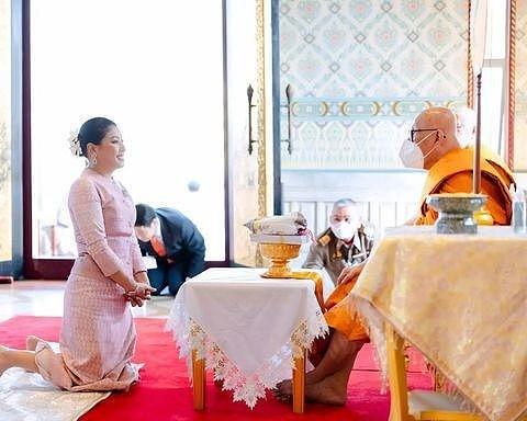 泰国小公主迎来36岁，匍匐在父王脚边等祝福，大姐昏迷快一个月了（组图） - 1
